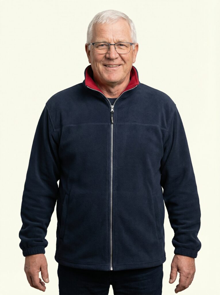 Knut – Fleece an Person, Oberkörper frontal, geschlossen