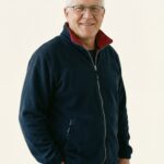 Knut – Fleece Ganzkörper, lockere Pose