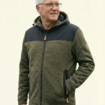 Fabio – Fleece Ganzkörper, lockere Pose