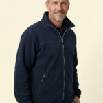 Henry – Fleece Ganzkörper, lockere Pose