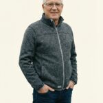 Helge – Fleece Ganzkörper, lockere Pose