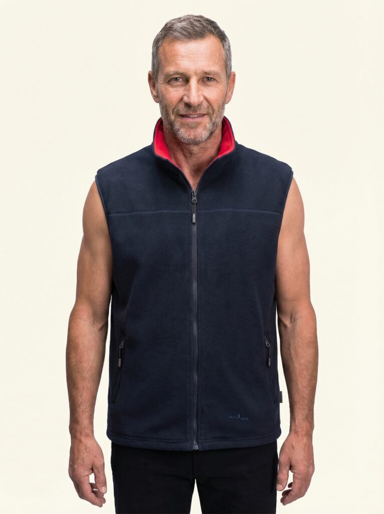 Lutz – Fleece an Person, Oberkörper frontal, geschlossen