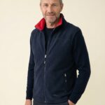 Lutz – Fleece Ganzkörper, lockere Pose