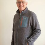 Liam – Fleece Ganzkörper, lockere Pose