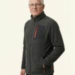 Mirco – Fleece Ganzkörper, lockere Pose