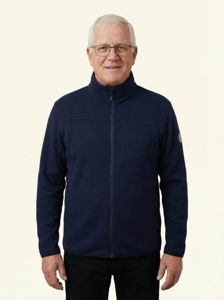 Nis – Fleece an Person, Oberkörper frontal, geschlossen