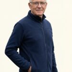 Nis – Fleece Ganzkörper, lockere Pose