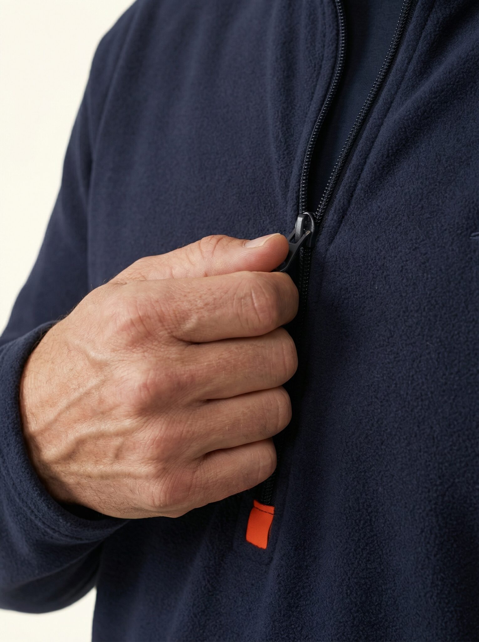 Niklas – Detailaufnahme Hand am Reißverschluss