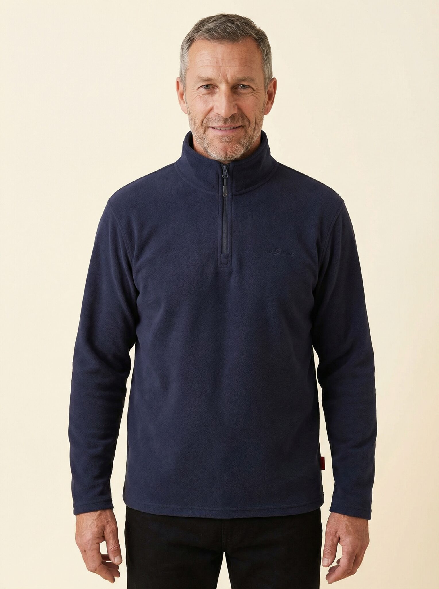 Niklas – Fleece an Person, Oberkörper frontal, geschlossen