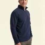 Niklas – Fleece Ganzkörper, lockere Pose