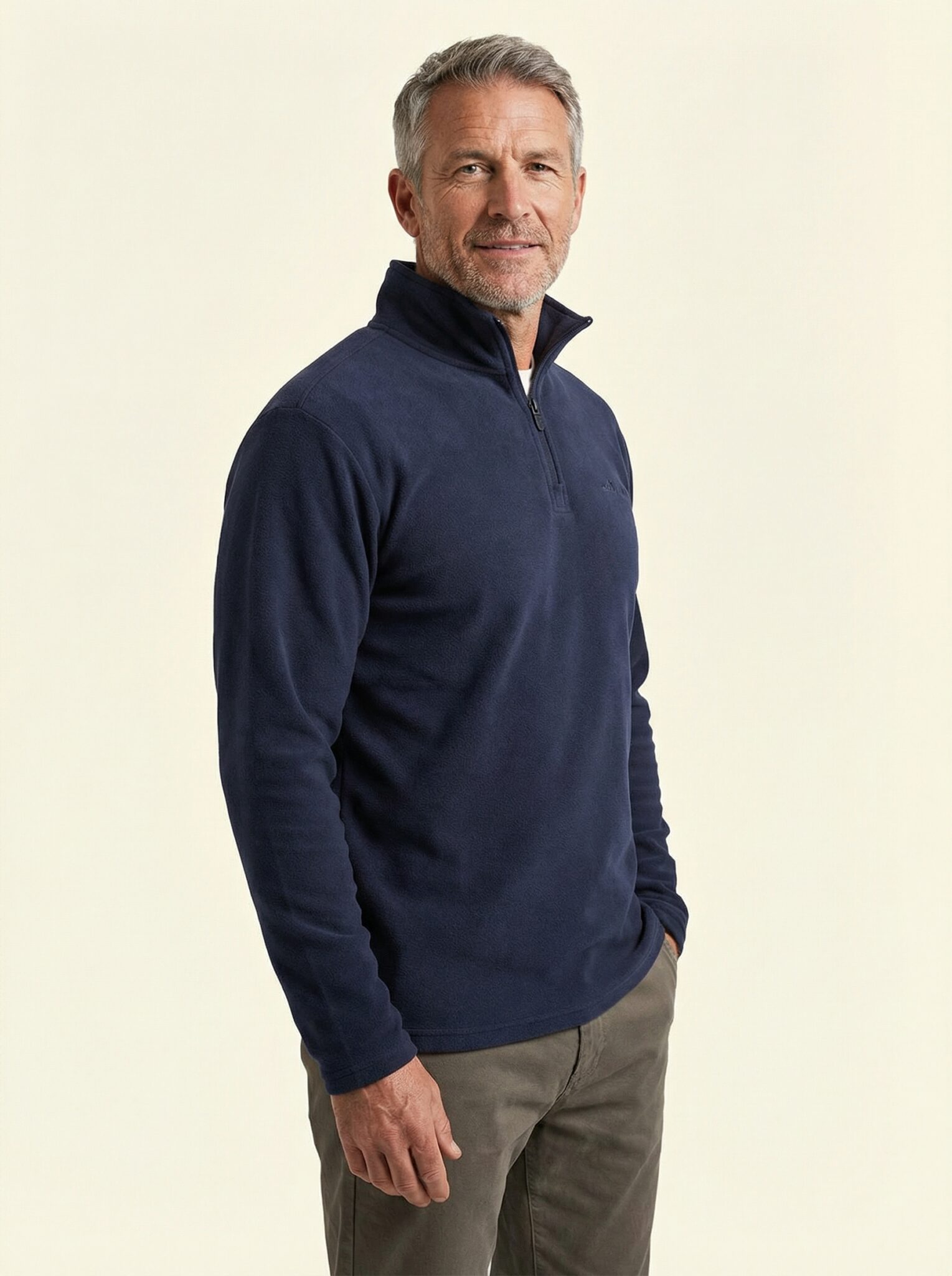 Niklas – Fleece Ganzkörper, lockere Pose