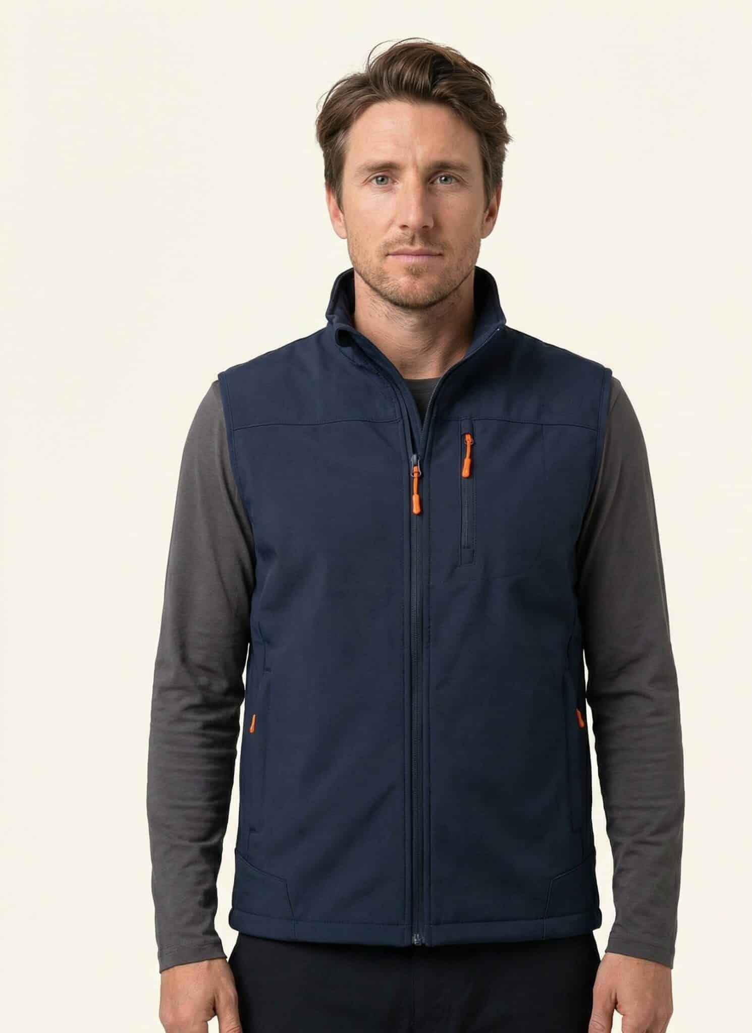 Bernd – Herren an Person, Oberkörper frontal, geschlossen