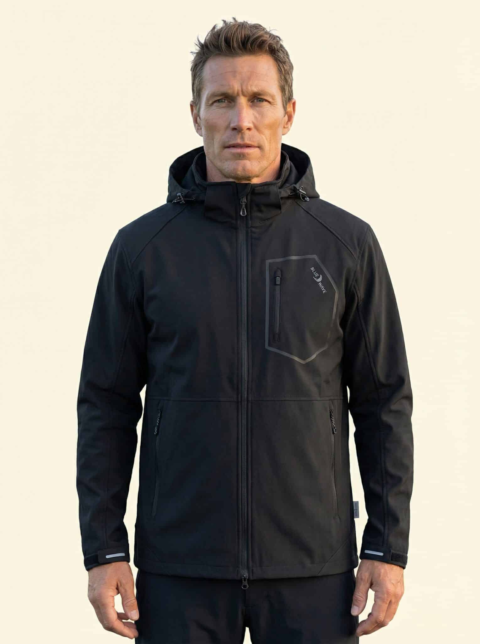 Louis – Herren an Person, Oberkörper frontal, geschlossen