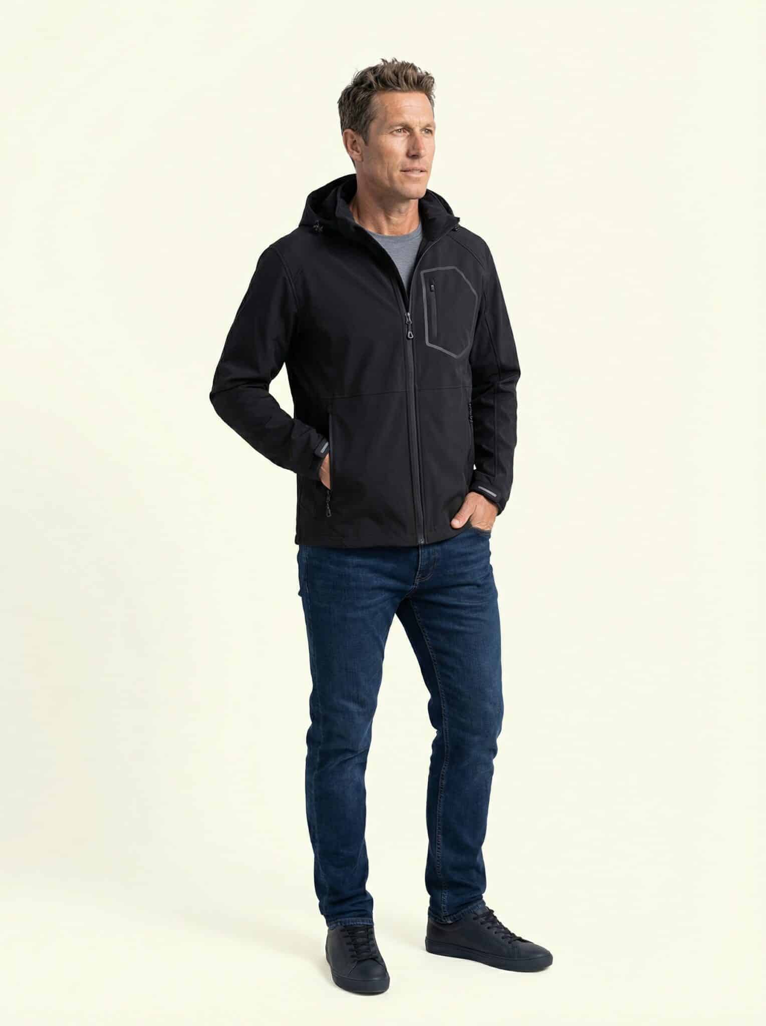 Louis – Herren Ganzkörper, lockere Pose