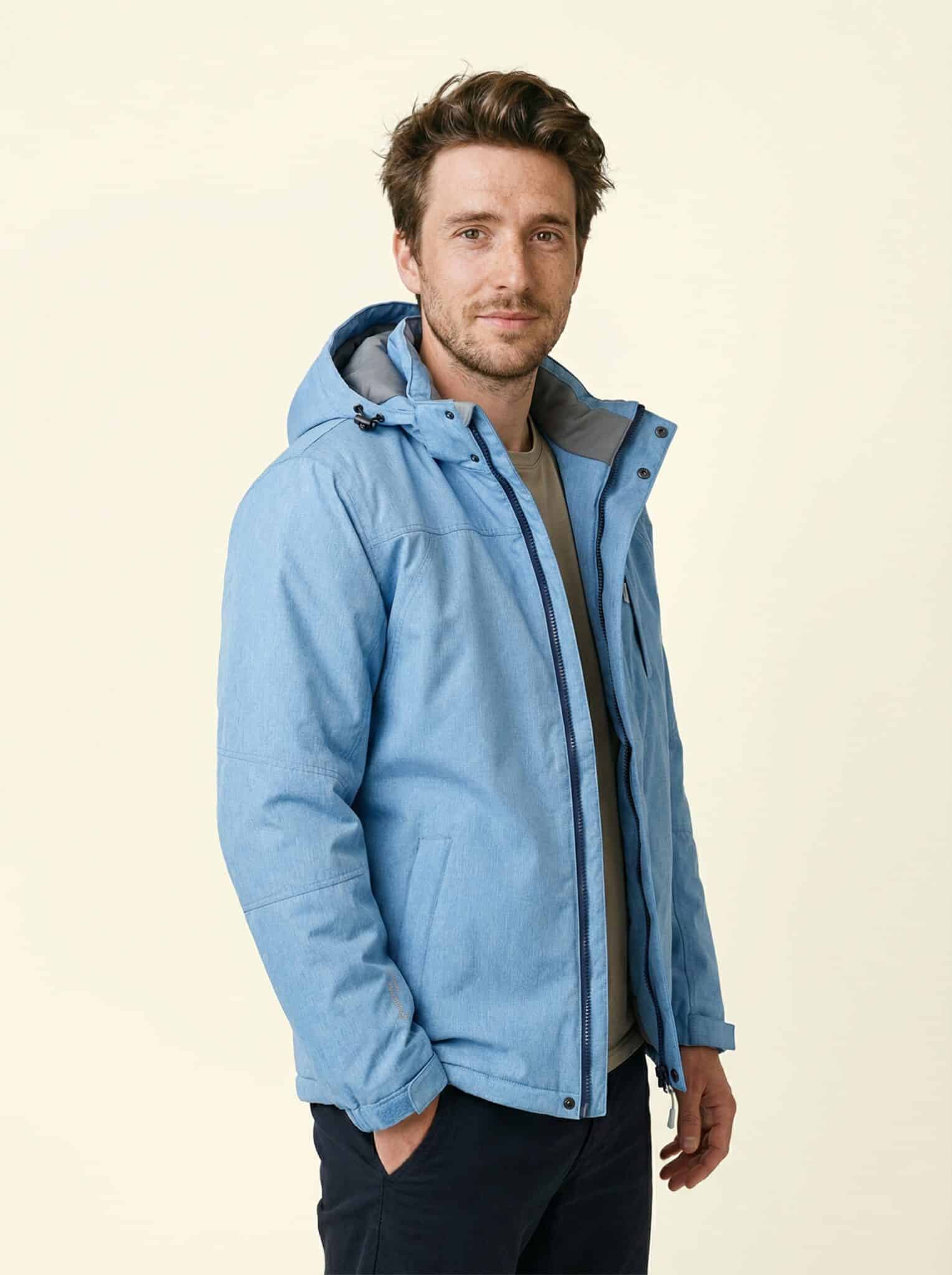 Chris – Funktionsbekleidung Ganzkörper, lockere Pose