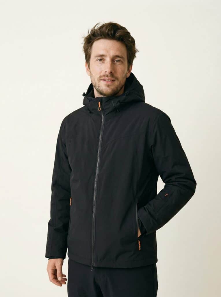 Marvin – Funktionsbekleidung Ganzkörper, lockere Pose