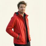 Jonas – Funktionsbekleidung Ganzkörper, lockere Pose