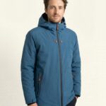 Lasse – Funktionsbekleidung Ganzkörper, lockere Pose