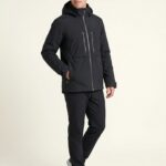 Neven – Funktionsbekleidung Ganzkörper, lockere Pose