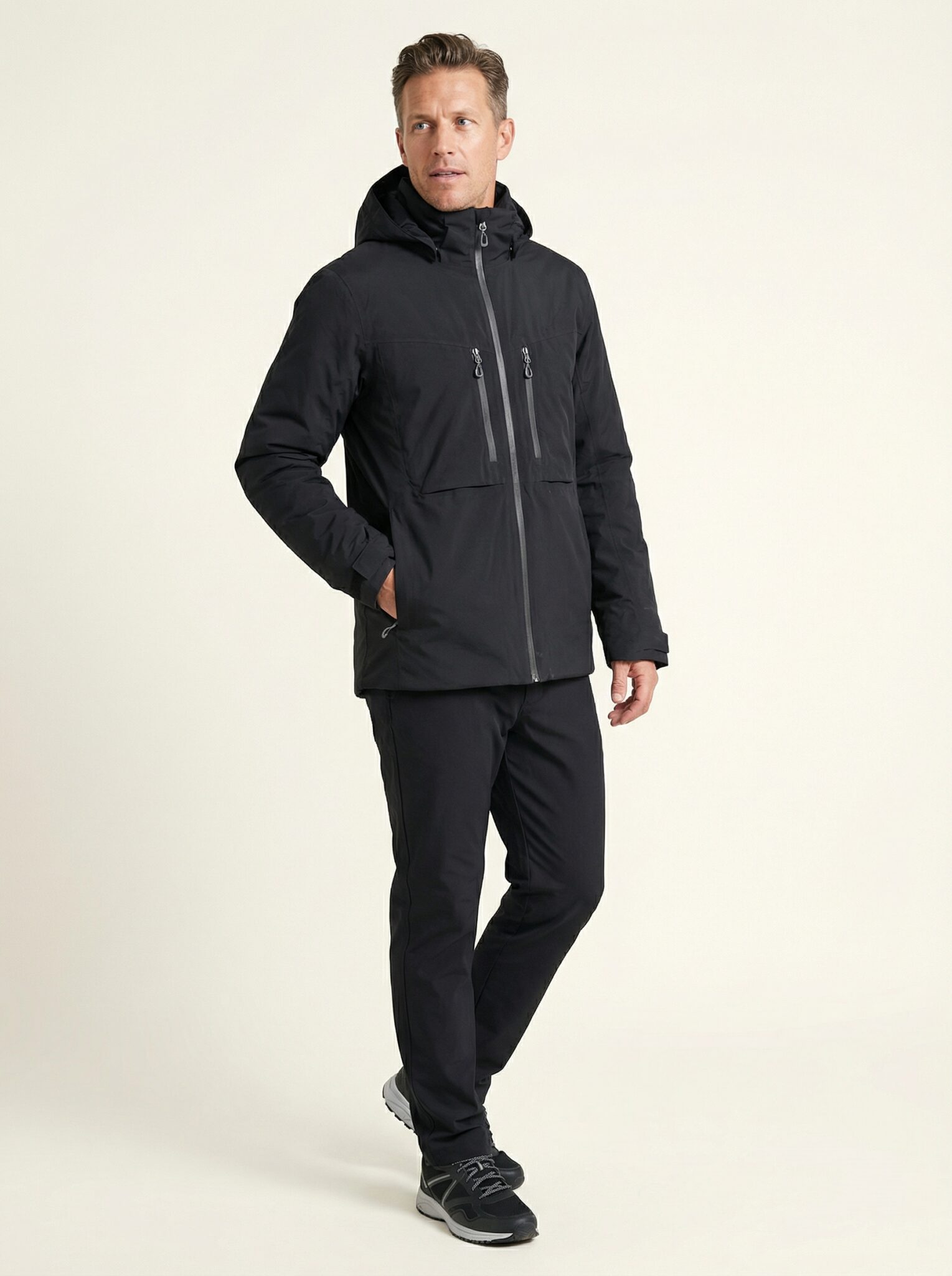 Neven - Ganzkörper Neven – Funktionsbekleidung Ganzkörper, lockere Pose