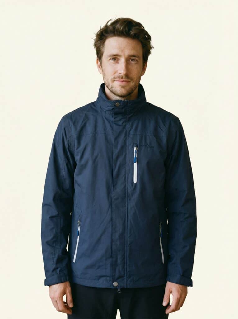 Jupp – Funktionsbekleidung an Person, Oberkörper frontal, geschlossen