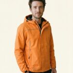 Klaas – Funktionsbekleidung Ganzkörper, lockere Pose