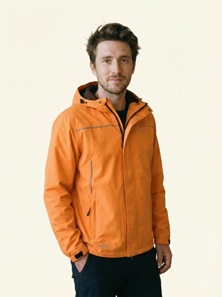 Klaas – Funktionsbekleidung Ganzkörper, lockere Pose