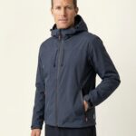 Linus – Funktionsbekleidung Ganzkörper, lockere Pose