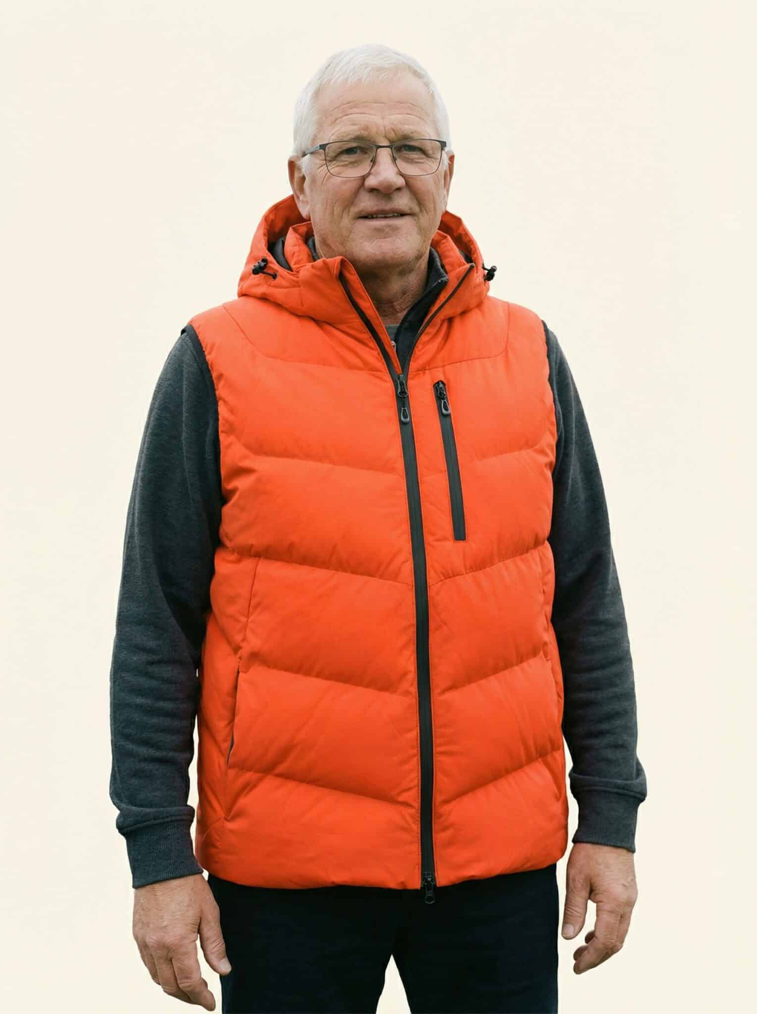 Jasper – Herren an Person, Oberkörper frontal, geschlossen