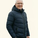 Jesper – Herren Ganzkörper, lockere Pose