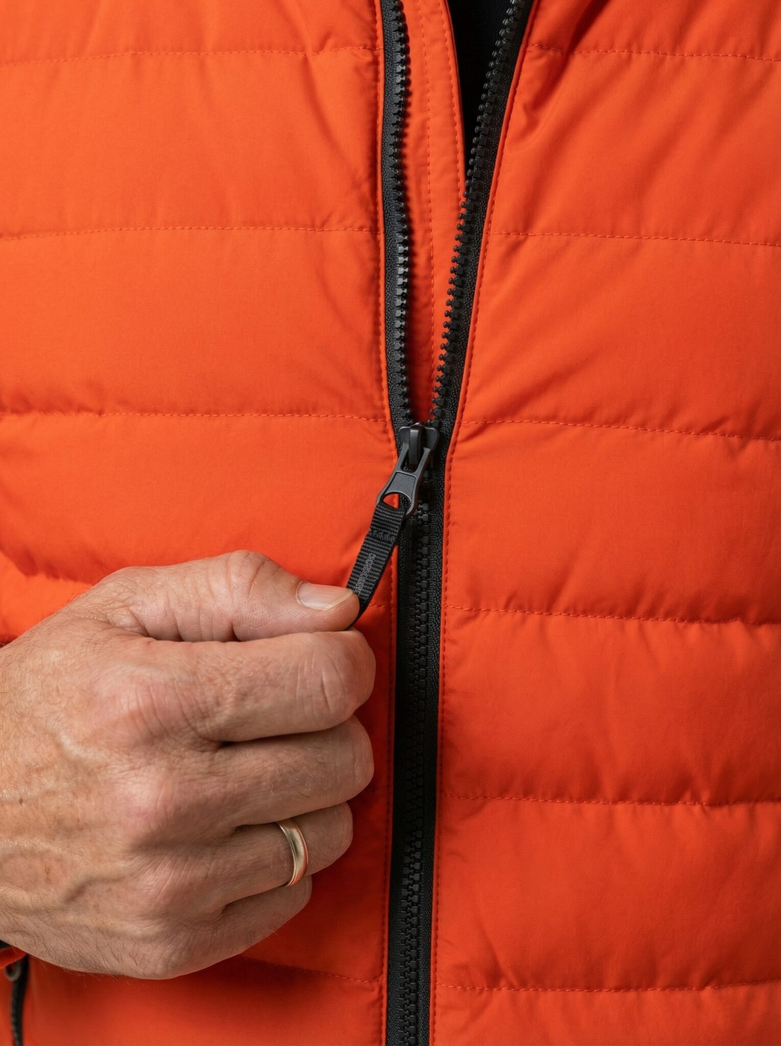 Maximilian – Detailaufnahme Hand am Reißverschluss