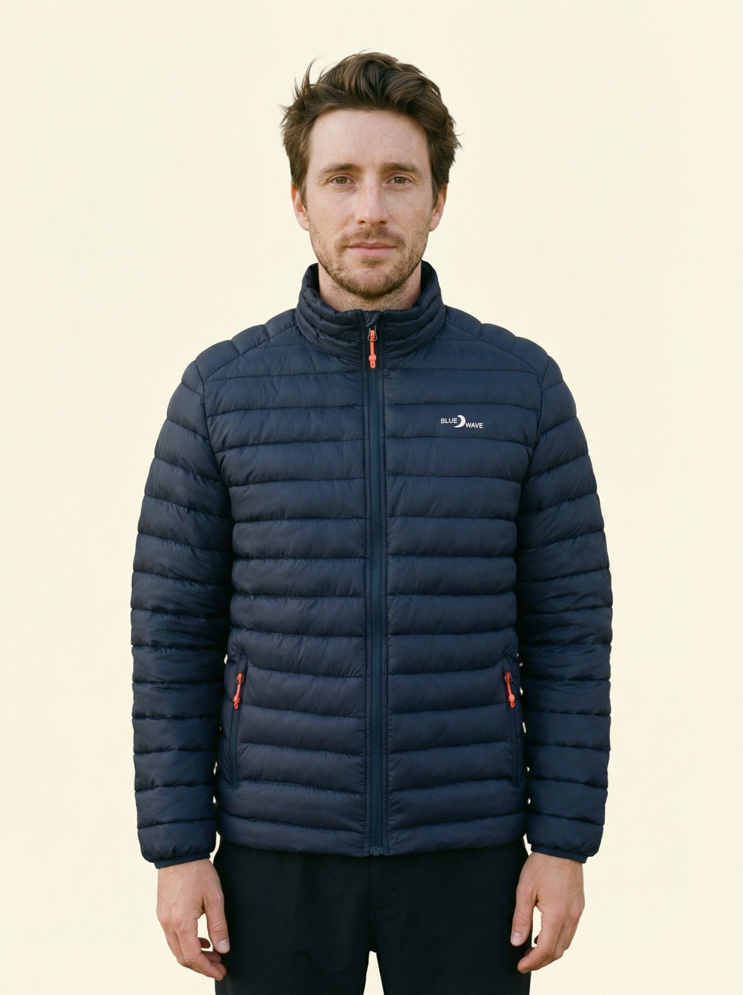 Ove – Funktionsbekleidung an Person, Oberkörper frontal, geschlossen