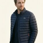 Ove – Funktionsbekleidung Ganzkörper, lockere Pose