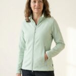 Henriette – Damen Ganzkörper, lockere Pose