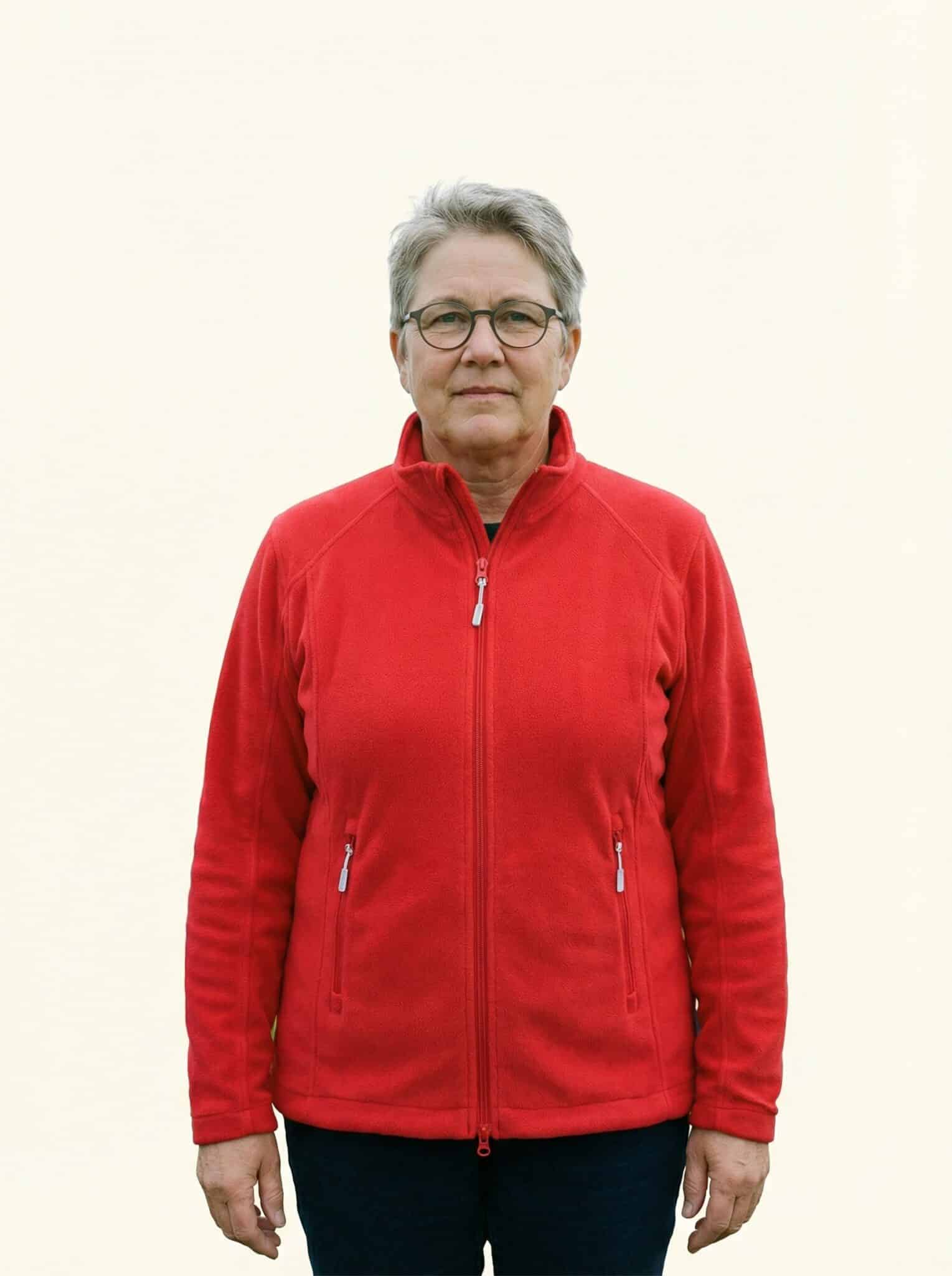 Leah – Damen an Person, Oberkörper frontal, geschlossen