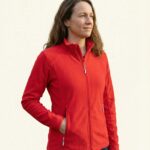 Leah – Damen Ganzkörper, lockere Pose