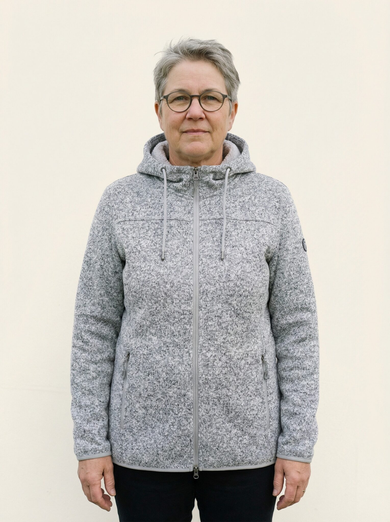 Meike – Damen an Person, Oberkörper frontal, geschlossen