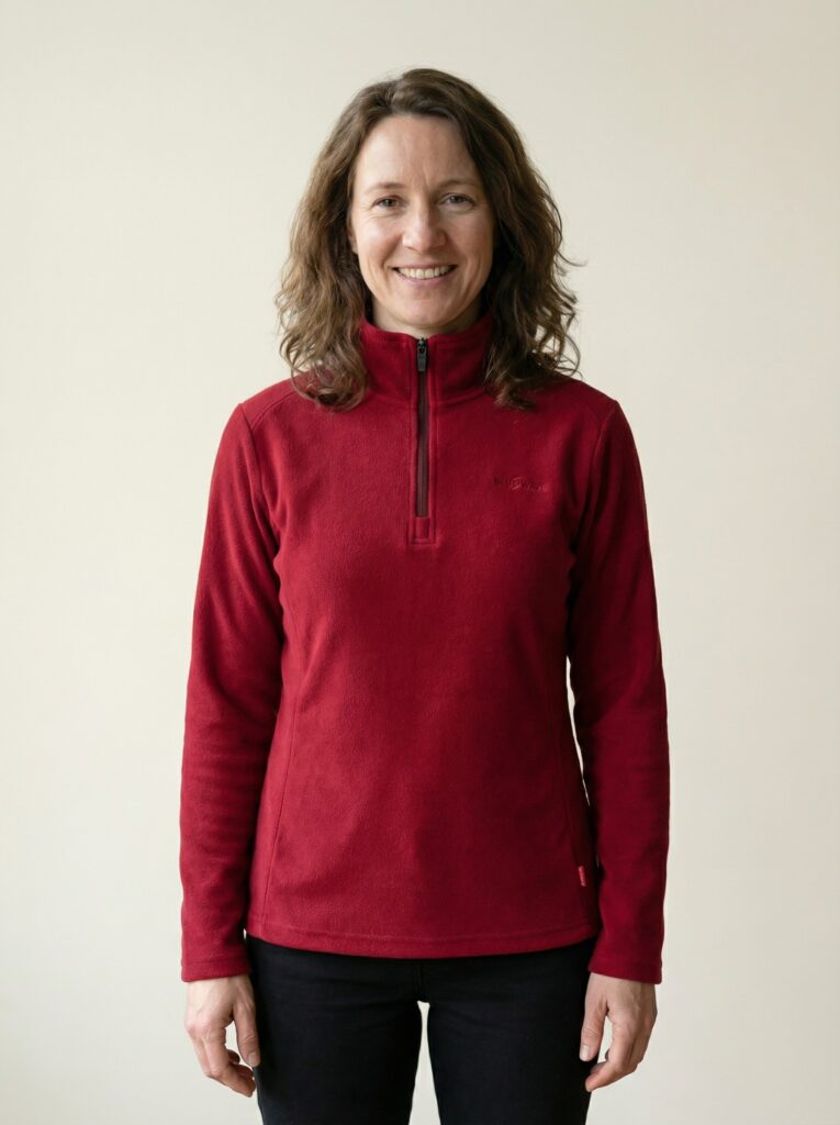 Nika – Damen an Person, Oberkörper frontal, geschlossen