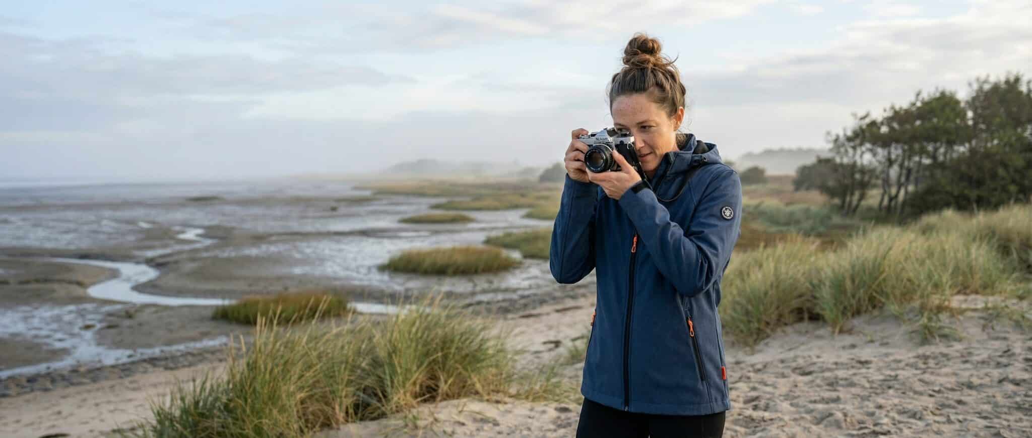 Maite – Damen in norddeutscher Landschaft