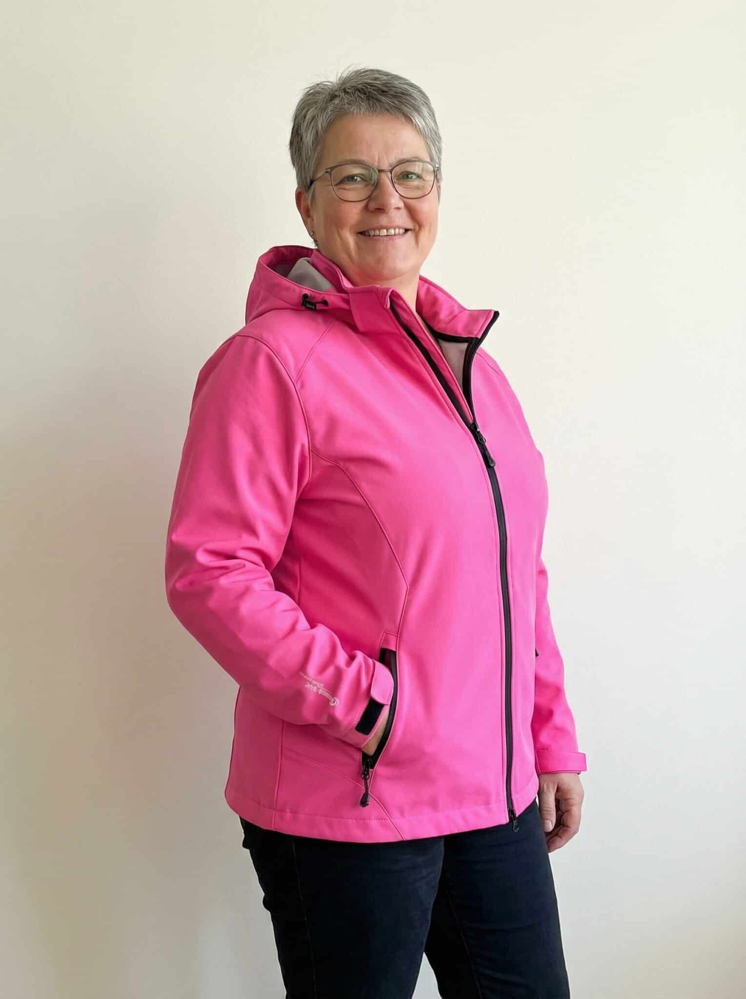 Louisa – Damen Ganzkörper, lockere Pose