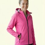 Louisa – Damen Ganzkörper, lockere Pose