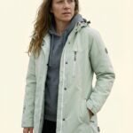 Carla – Damen Ganzkörper, lockere Pose