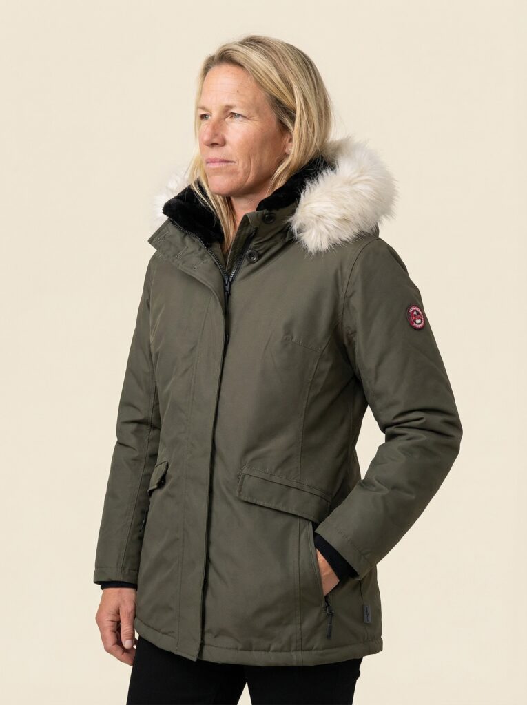 Lisa – Damen Ganzkörper, lockere Pose