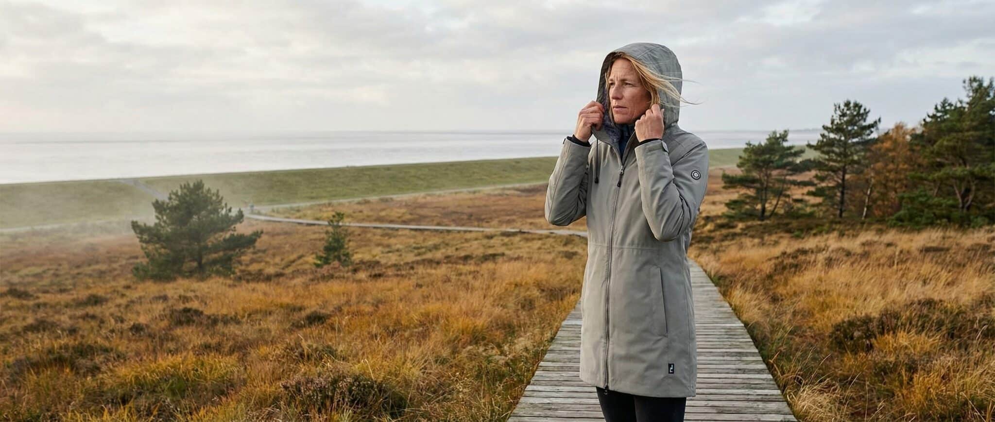 Nicola [Digital] – Damen in norddeutscher Landschaft