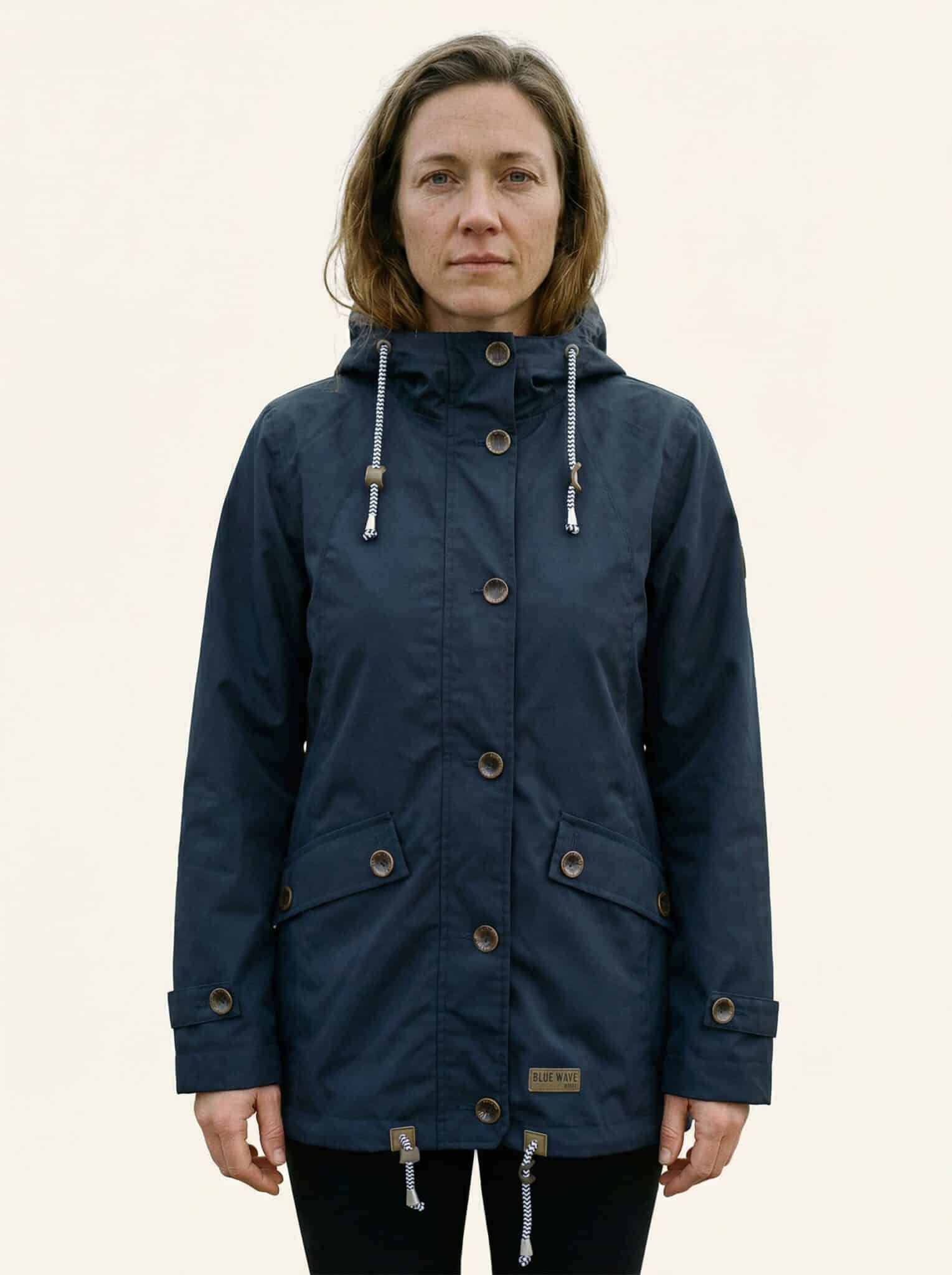 Doreen – Damen an Person, Oberkörper frontal, geschlossen