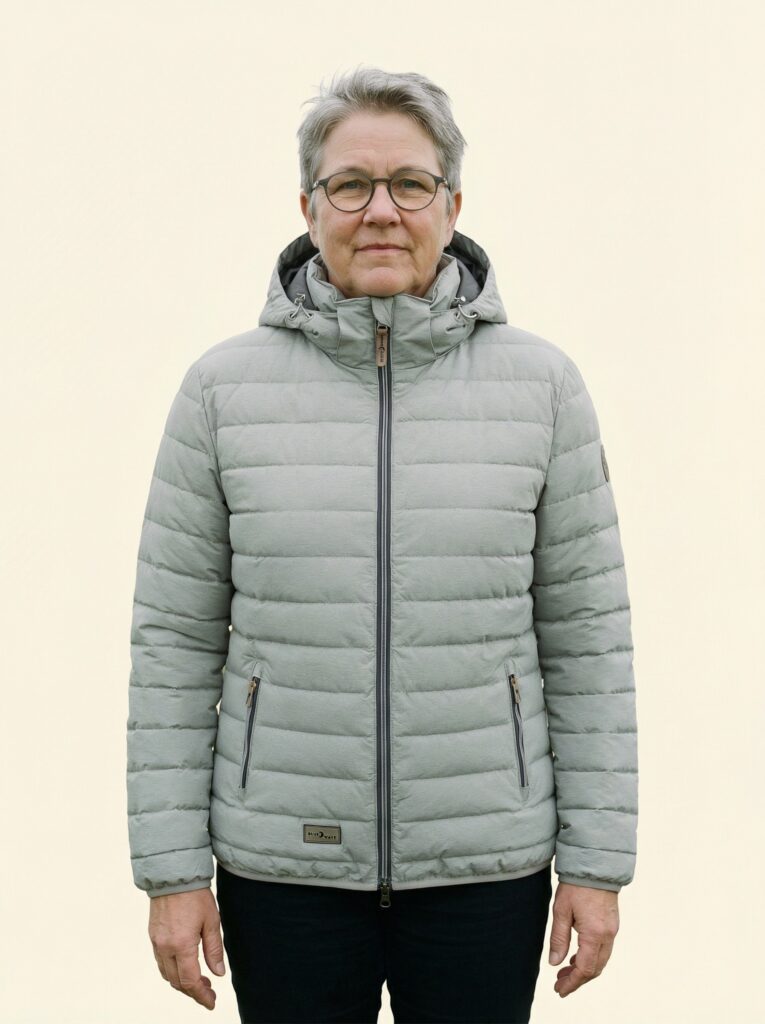 Irina – Damen an Person, Oberkörper frontal, geschlossen