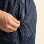 Falko – Detailaufnahme Hand am Reißverschluss