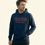 Flo – Hoody Ganzkörper, lockere Pose