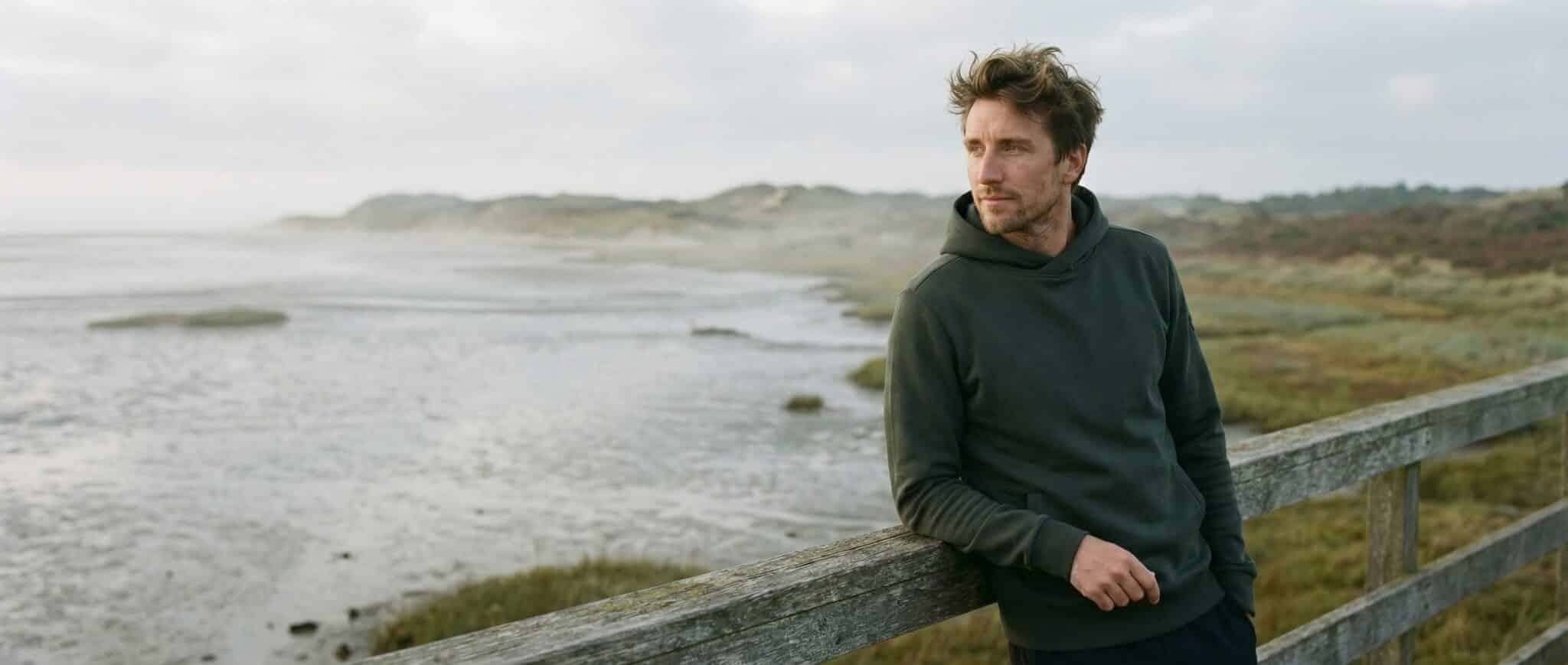 Toni – Hoody in norddeutscher Landschaft