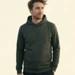 Toni – Hoody Ganzkörper, lockere Pose